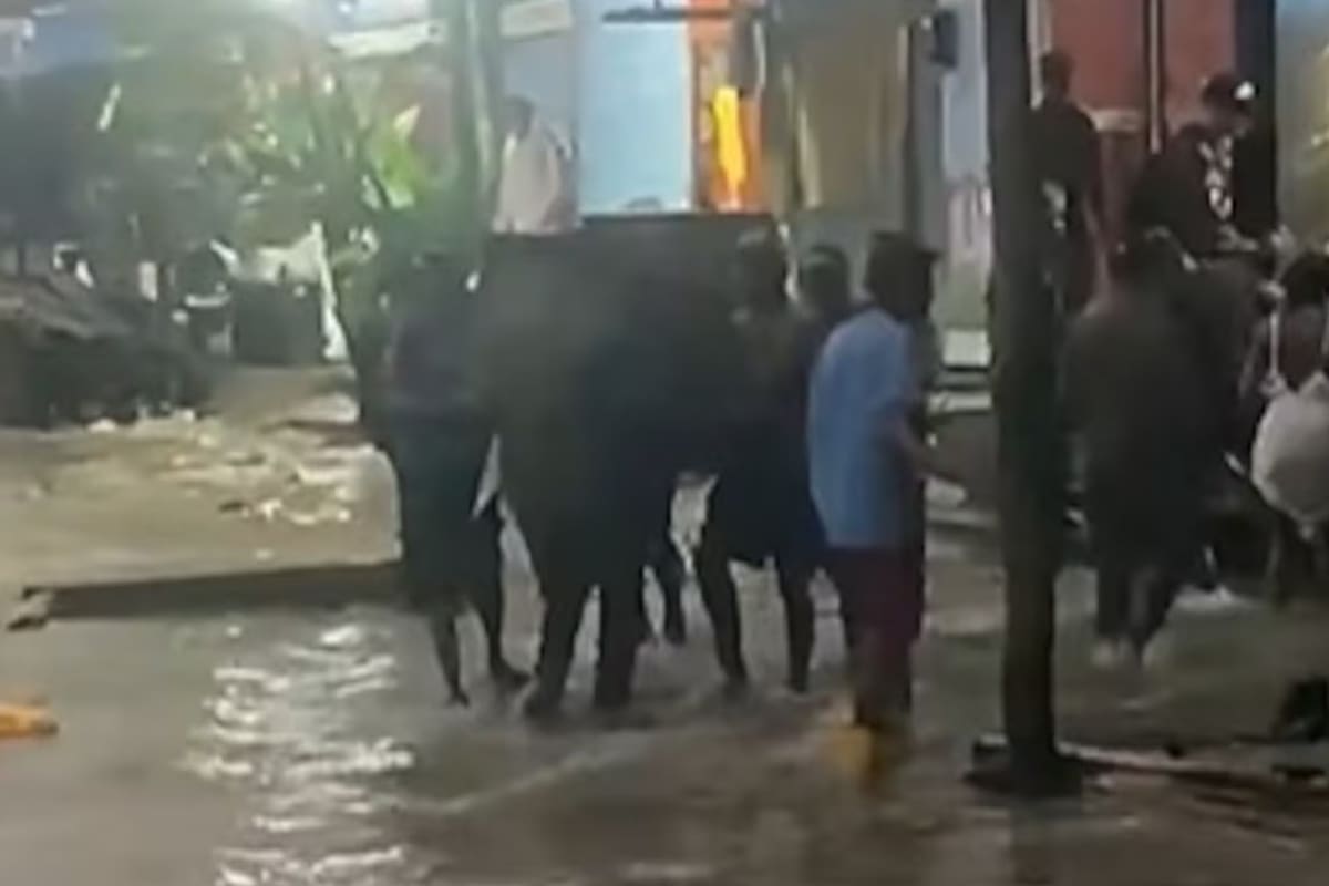 La fuerte puja del mar en Buenaventura provocó inundaciones durante la madrugada y dejó familias afectadas que ahora piden alimentos y elementos básicos. Foto: Tura News