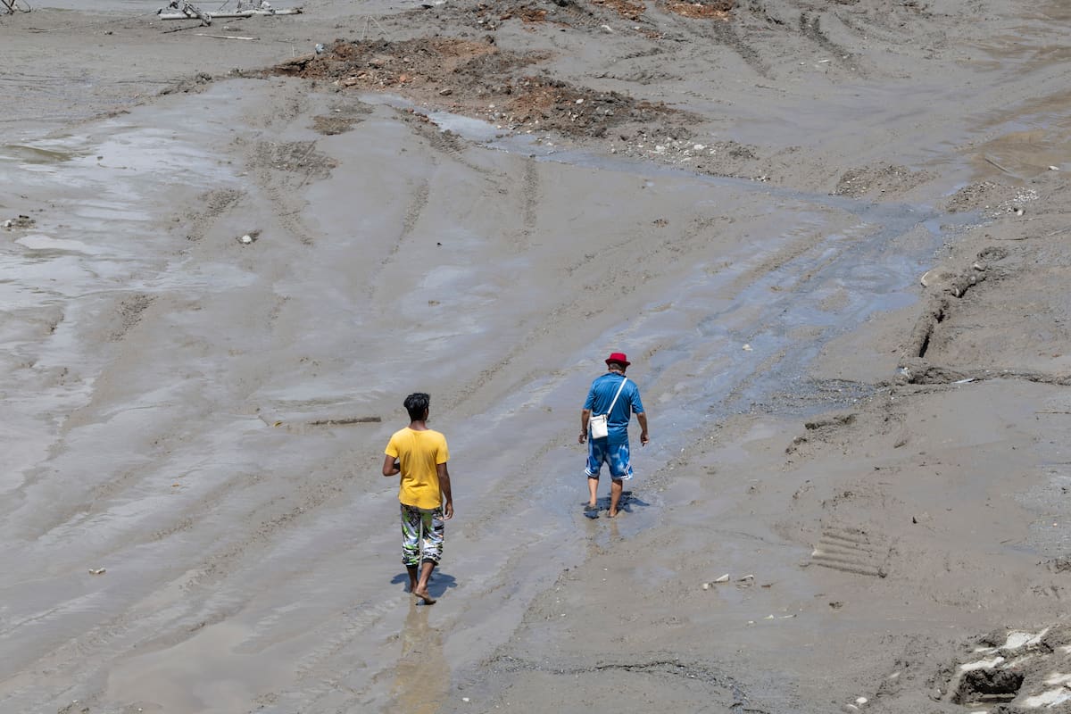 Sobrevivientes de las inundaciones regresan a sus hogares tras una crecida repentina en la aldea de Devighat, distrito de Nuwakot, Nepal, 27 de agosto de 2026. Más de 160 personas han muerto y cientos permanecen desaparecidas en el norte de Nepal después de que una presunta avalancha provocara inundaciones repentinas y deslizamientos de tierra masivos a lo largo de los ríos Bhotekoshi y Trishuli cerca de la frontera entre Nepal y el Tíbet, causando una destrucción generalizada de asentamientos e infraestructura, según las autoridades locales.