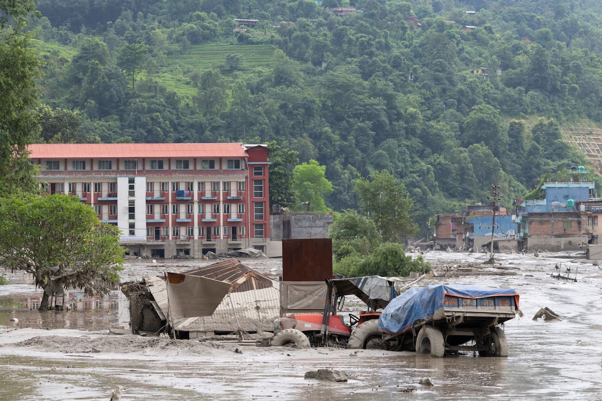Las aguas desbordadas arrasan Trishuli Bazar tras una crecida repentina, en el distrito de Nuwakot, Nepal, el 26 de agosto de 2026. Varias personas murieron y muchas otras están desaparecidas después de que una gran inundación repentina azotara los distritos de Rasuwa y Nuwakot, causando una destrucción generalizada de asentamientos e infraestructura, según las autoridades locales.