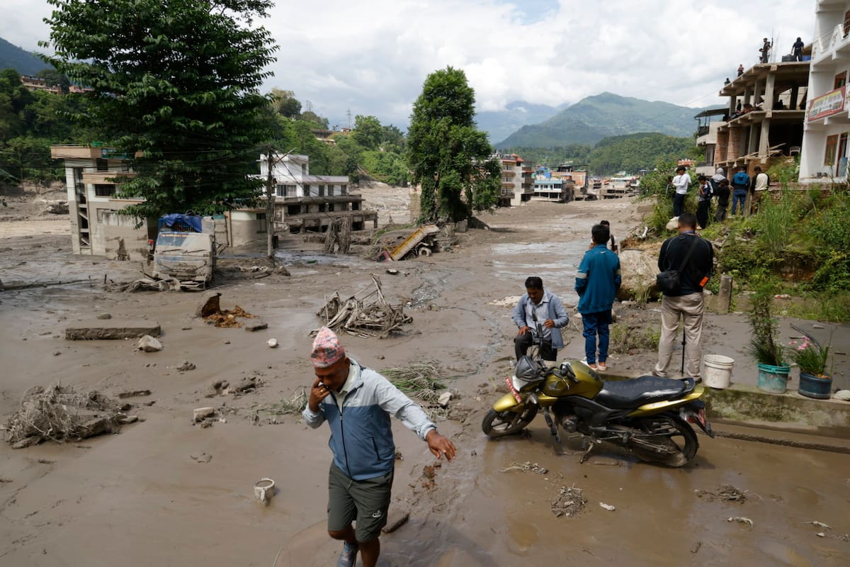 Una escena horrífica de inundaciones severas en el punto fronterizo de Rasuwagadhi en la frontera entre Nepal y Tíbet.
Las fuertes corrientes causaron estragos en toda el área, dejando a 400 peregrinos y 105 turistas indios también desaparecidos en las inundaciones de Nepal.