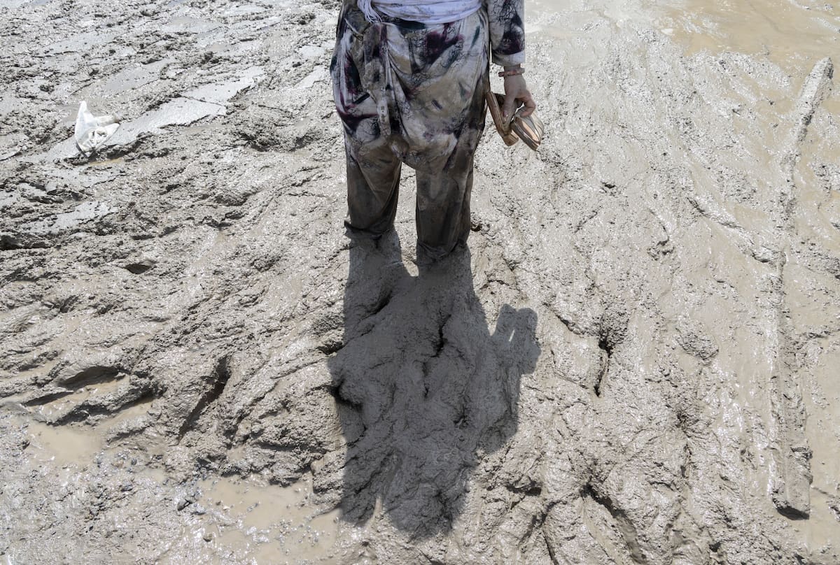 Un superviviente de las inundaciones regresa a su hogar tras una crecida repentina en la aldea de Devighat, distrito de Nuwakot, Nepal, el 27 de agosto de 2026. Más de 160 personas han muerto y cientos permanecen desaparecidas en el norte de Nepal después de que una presunta avalancha provocara inundaciones repentinas y deslizamientos de tierra masivos a lo largo de los ríos Bhotekoshi y Trishuli, cerca de la frontera entre Nepal y el Tíbet, causando una destrucción generalizada de asentamientos e infraestructura, según las autoridades locales.