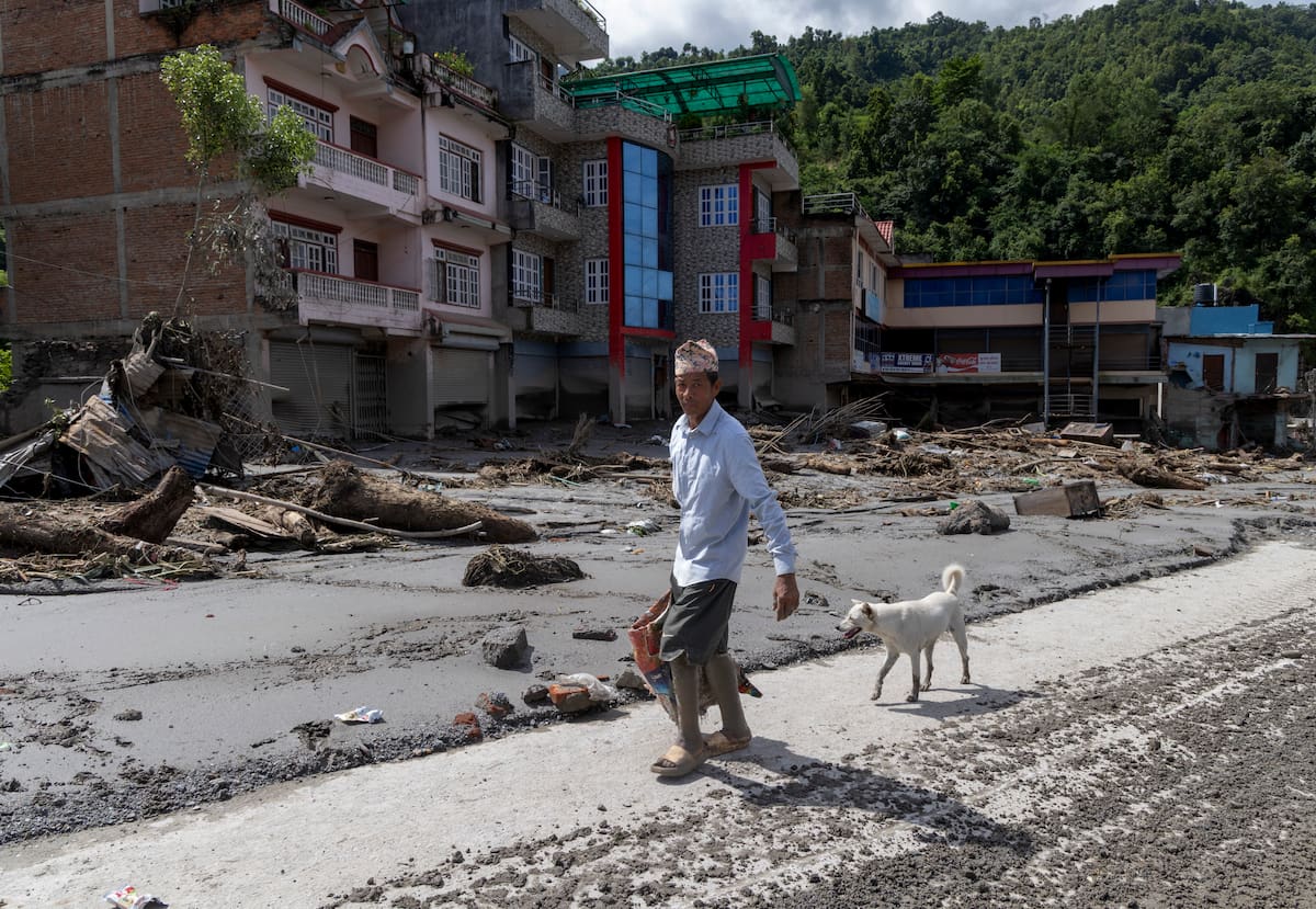 La masa de lodo avanzó por el valle y arrasó con estructuras ubicadas cerca del río Bhote Khoshi en Nepal. Expertos analizan imágenes satelitales para determinar la magnitud del colapso del glaciar.
