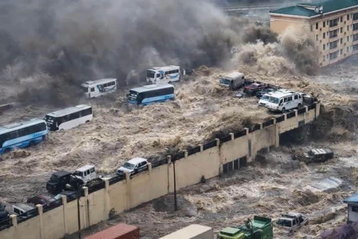 El desastre ocurrió en el noreste de Nepal, cerca de la frontera con China, donde una enorme corriente de agua, lodo, rocas y escombros arrasó viviendas e infraestructura y dejó un balance que todavía no es definitivo.