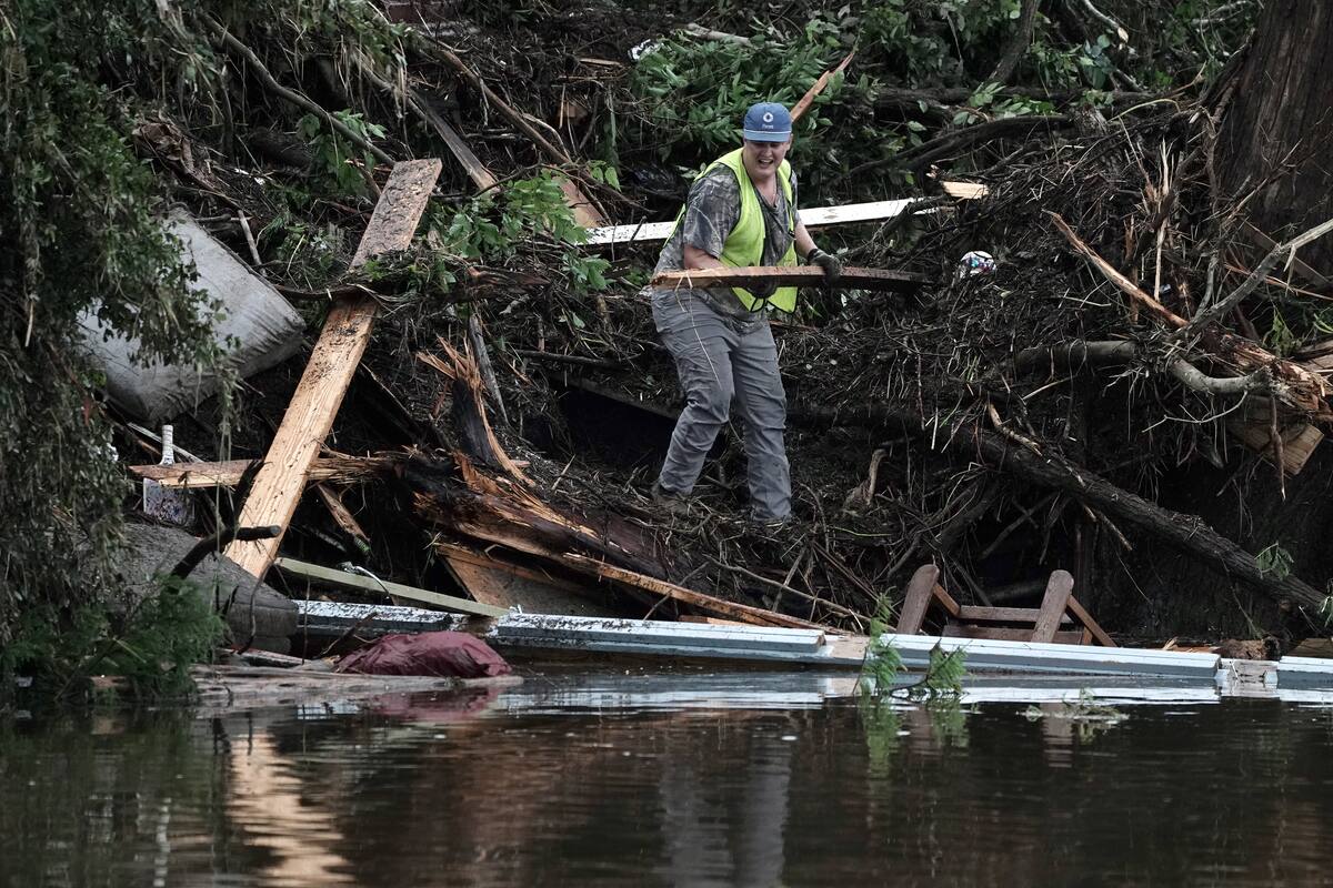 Equipos de búsqueda revisan la vegetación y los escombros a lo largo del río Guadalupe en Hunt (Texas, EE.UU.). // EFE - Dustin Safranek.