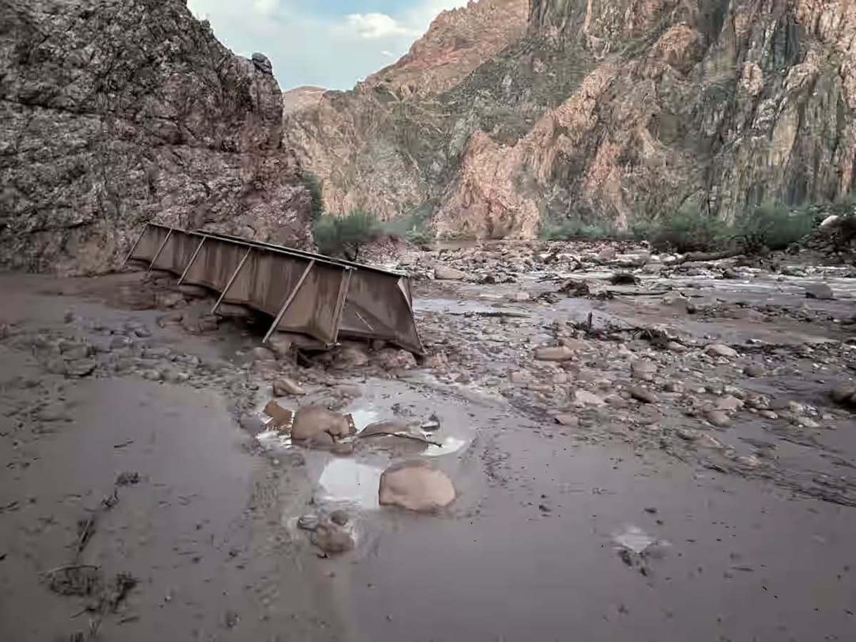 Fotografía publicada por Grand Canyon National Park en su cuenta oficial de Facebook que muestra los daños tras las inundaciones repentinas en el Parque Nacional del Gran Cañón con 15 desaparecidos y decenas de evacuados. EFE/ Grand Canyon National Park **SOLO USO EDITORIAL/SOLO DISPONIBLE PARA ILUSTRAR LA NOTICIA QUE ACOMPAÑA (CRÉDITO OBLIGATORIO)***