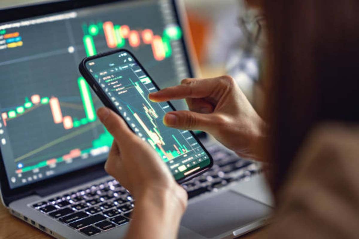 Invertir en mercados internacionales también implica considerar factores como las tasas de interés, la inflación, la geopolítica y el comportamiento de las monedas.