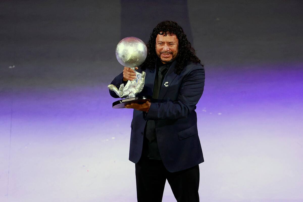 MEX8391. PACHUCA (MÉXICO), 11/11/2025.- El exfutbolista colombiano René Higuita sostiene un trofeo durante un homenaje en la ceremonia de Investidura del Salón de la Fama del Fútbol Nacional e Internacional 2025 este martes, en el Auditorio Gota de Plata de la ciudad de Pachuca (México). EFE/ David Martínez Pelcastre