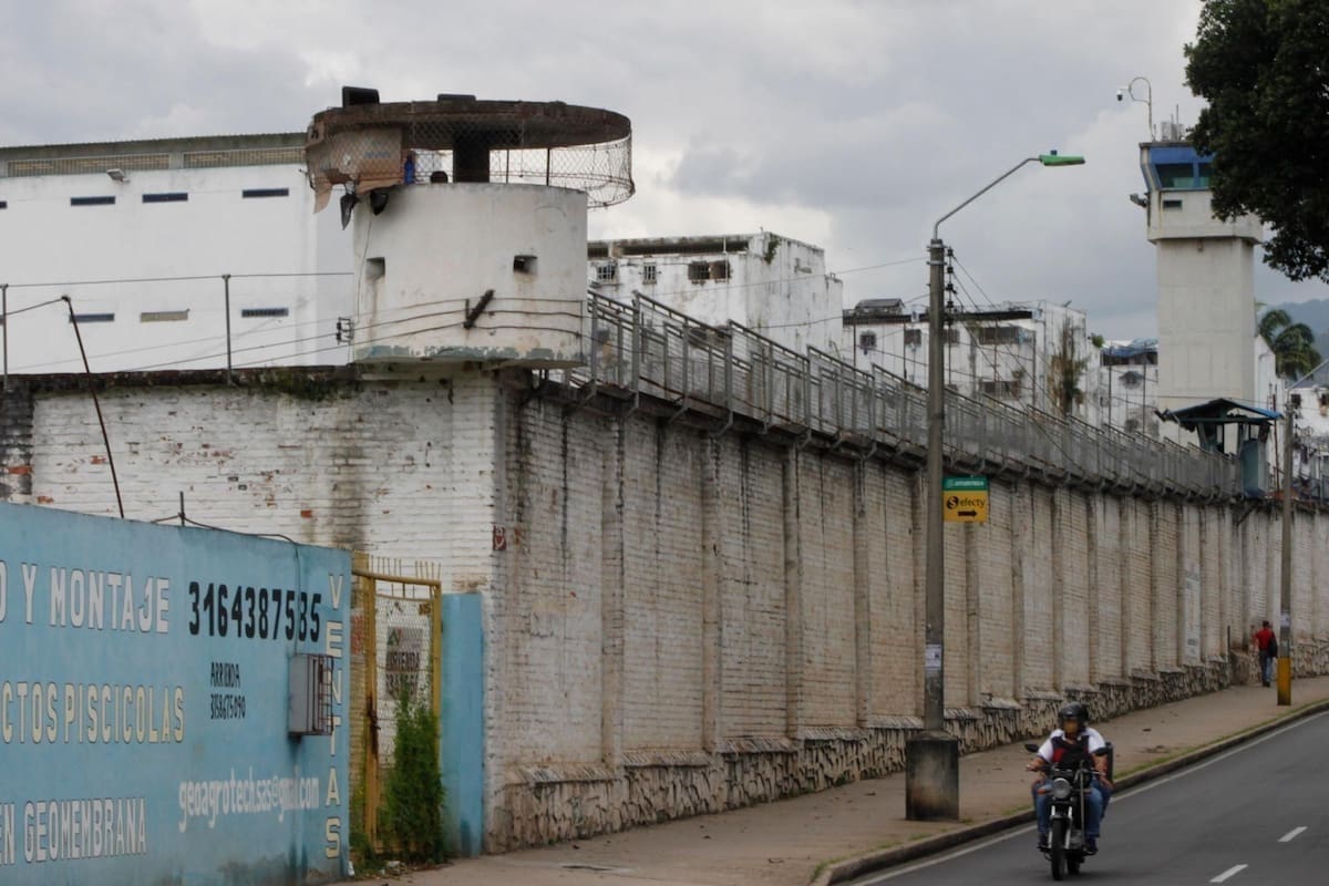 Investigan si recluso cayó, se lanzó o fue lanzado en la cárcel Modelo de Bucaramanga