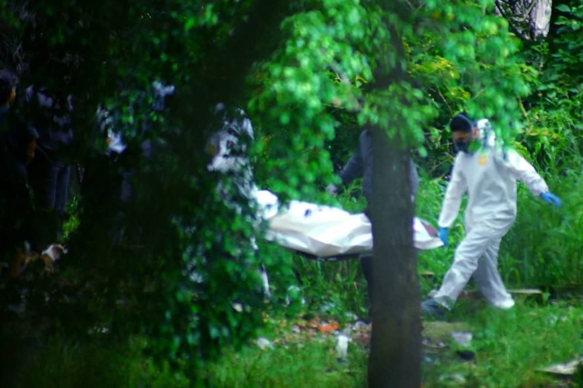 Autoridades del CTI inspeccionan la escena para recolectar evidencias y esclarecer las circunstancias del hallazgo.