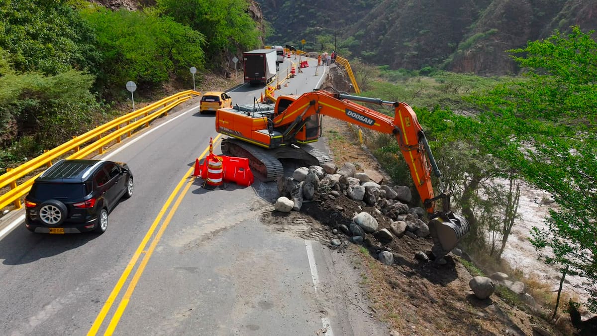 Invías inicia obras en la vía San Gil Bucaramanga tras emergencia por el río Chicamocha. | Foto: Suministradas.