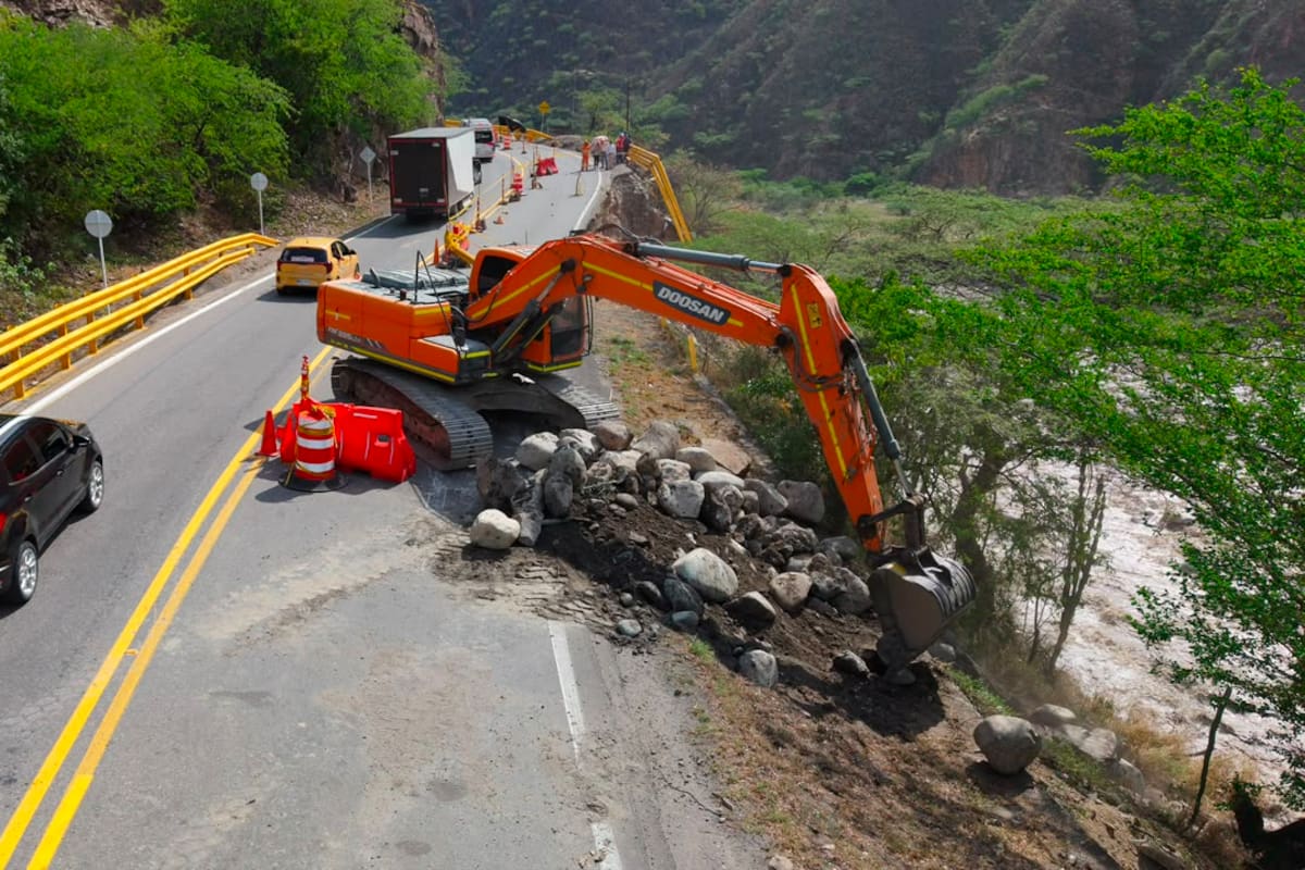 Invías inicia obras en la vía San Gil Bucaramanga tras emergencia por el río Chicamocha. | Foto: Suministradas.