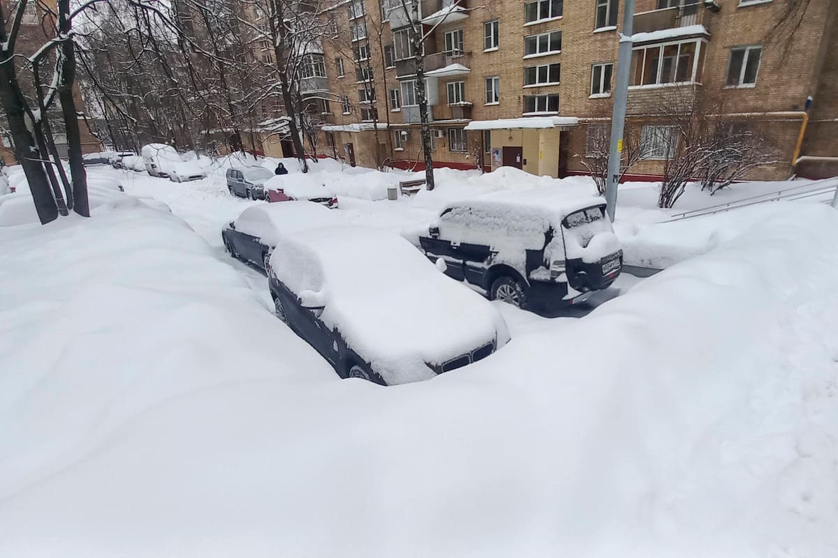 Copiosas nevadas han cubierto a Rusia, con un manto blanco de más de 50 centímetros de profunidad.