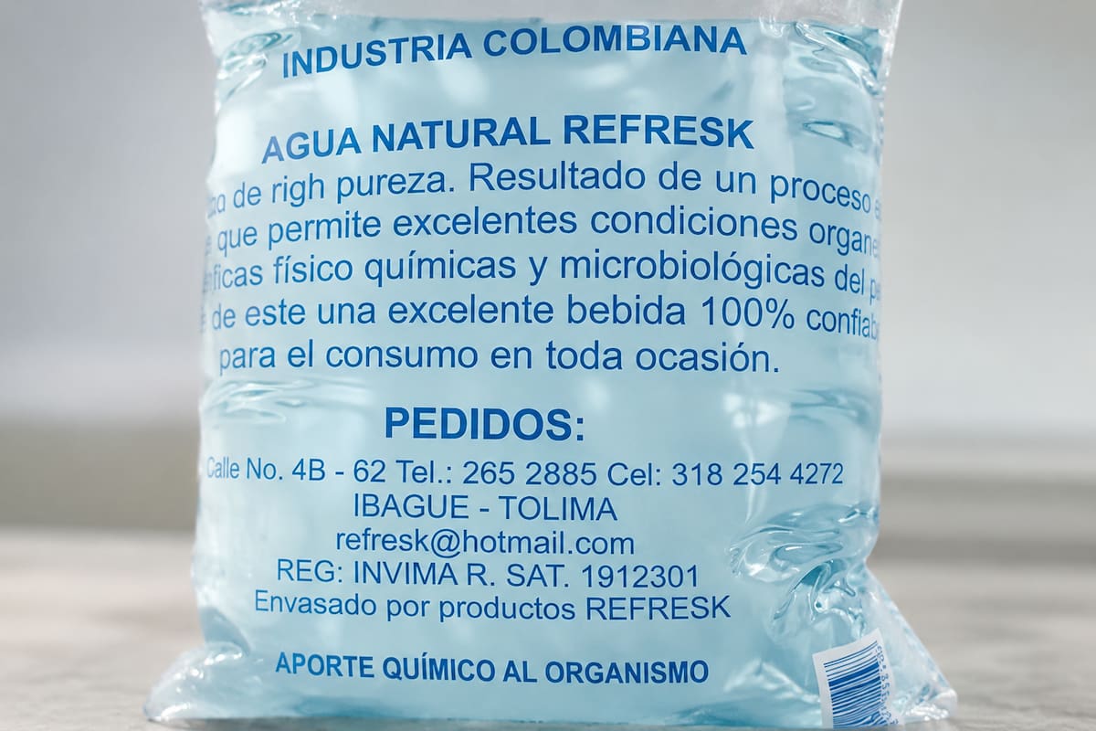 El Invima advirtió que el agua "REFRESK" utiliza un registro sanitario inexistente y recomendó suspender su consumo mientras avanzan las acciones de control. Foto recreada con IA.