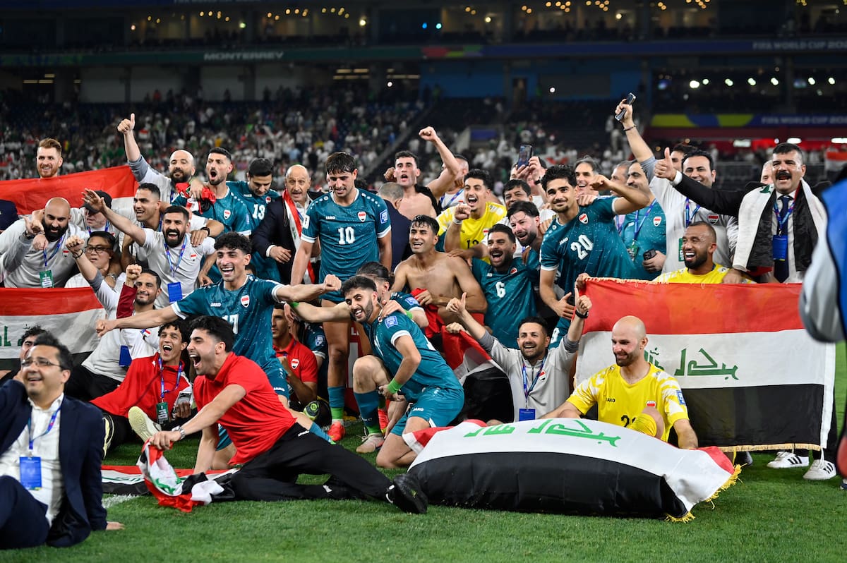 AME9510. GUADALUPE (MÉXICO), 01/04/2026.- Jugadores de Irak celebran este miércoles, al finalizar un partido de repechaje para la Copa Mundial 2026 entre Irak y Bolivia en el estadio BBVA en Guadalupe (México). La selección de Irak derrotó en la ciudad mexicana de Monterrey por 2-1 a la de Bolivia y se adjudicó el último cupo disponible para el Mundial de fútbol 40 después de su primera participación. EFE/Miguel Sierra