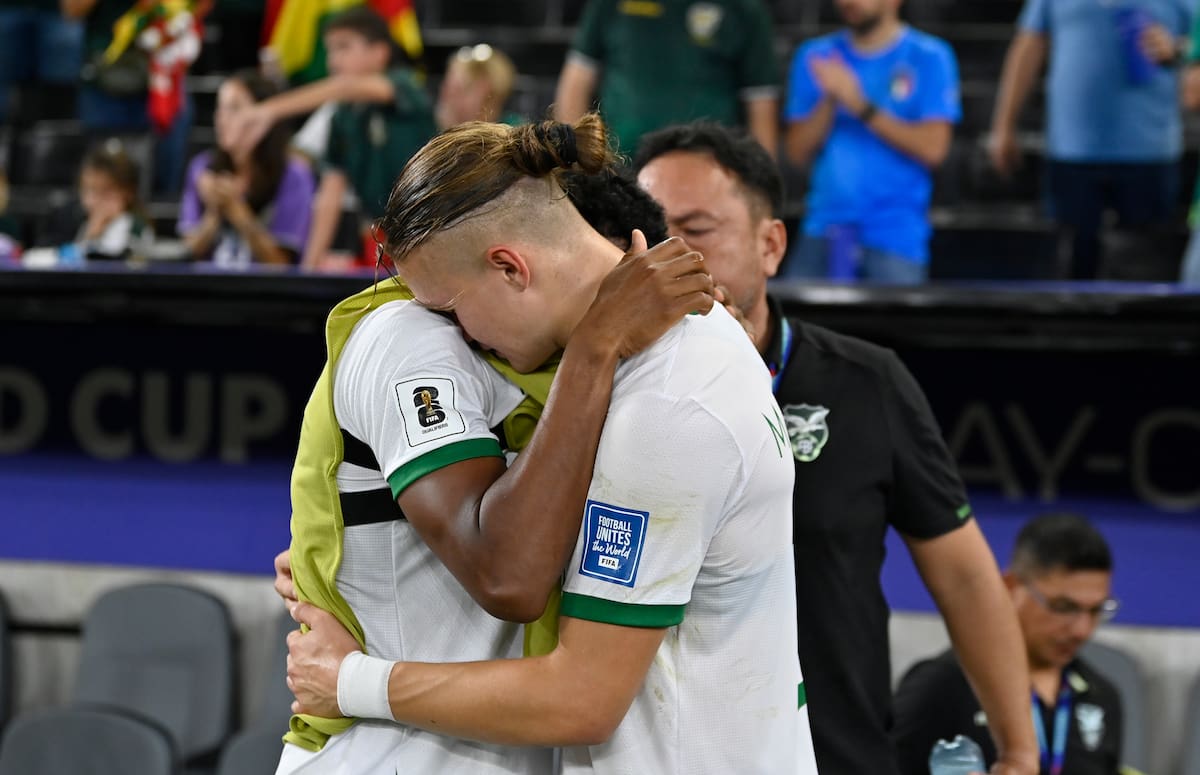 AME9510. GUADALUPE (MÉXICO), 01/04/2026.- Jugadores de Bolivia se lamentan este miércoles, al finalizar un partido de repechaje para la Copa Mundial 2026 entre Irak y Bolivia en el estadio BBVA en Guadalupe (México). La selección de Irak derrotó en la ciudad mexicana de Monterrey por 2-1 a la de Bolivia y se adjudicó el último cupo disponible para el Mundial de fútbol 40 después de su primera participación. EFE/Miguel Sierra