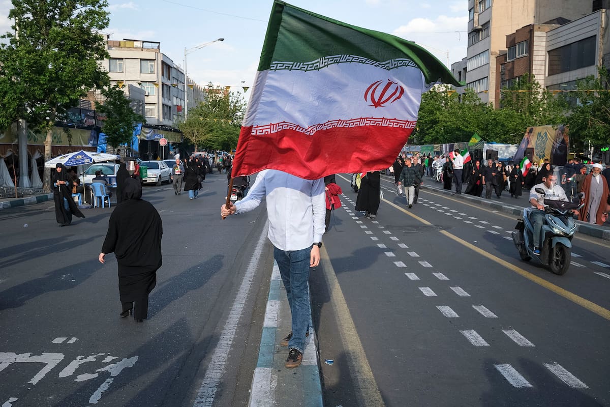 Un hombre ondea una bandera de la República Islámica en un acto en Teherán de apoyo al líder líder supremo, Mojtaba Jameneí. //EFE - Jaime León.