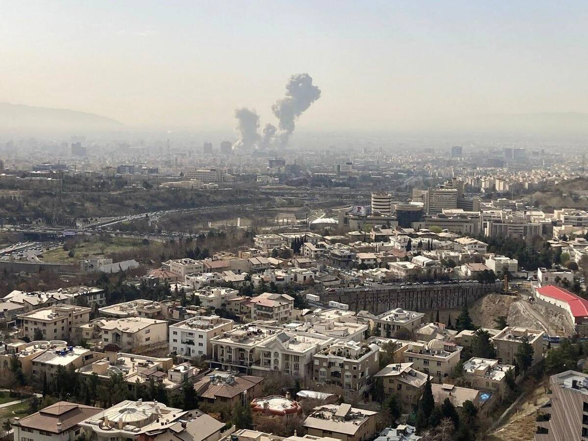 Una columna de humo emerge del centro de Teherán tras un ataque israelí. //EFE - Mehrnews.