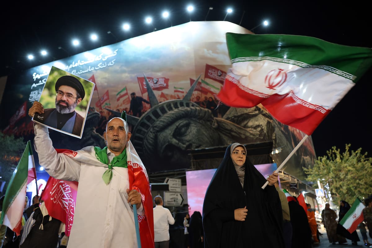 Un hombre iraní sostiene un retrato del Líder Supremo, el ayatolá Mojtaba Khamenei, durante una manifestación nocturna contra Estados Unidos en Teherán, Irán. //EFE/EPA/ABEDIN TAHERKENAREH.