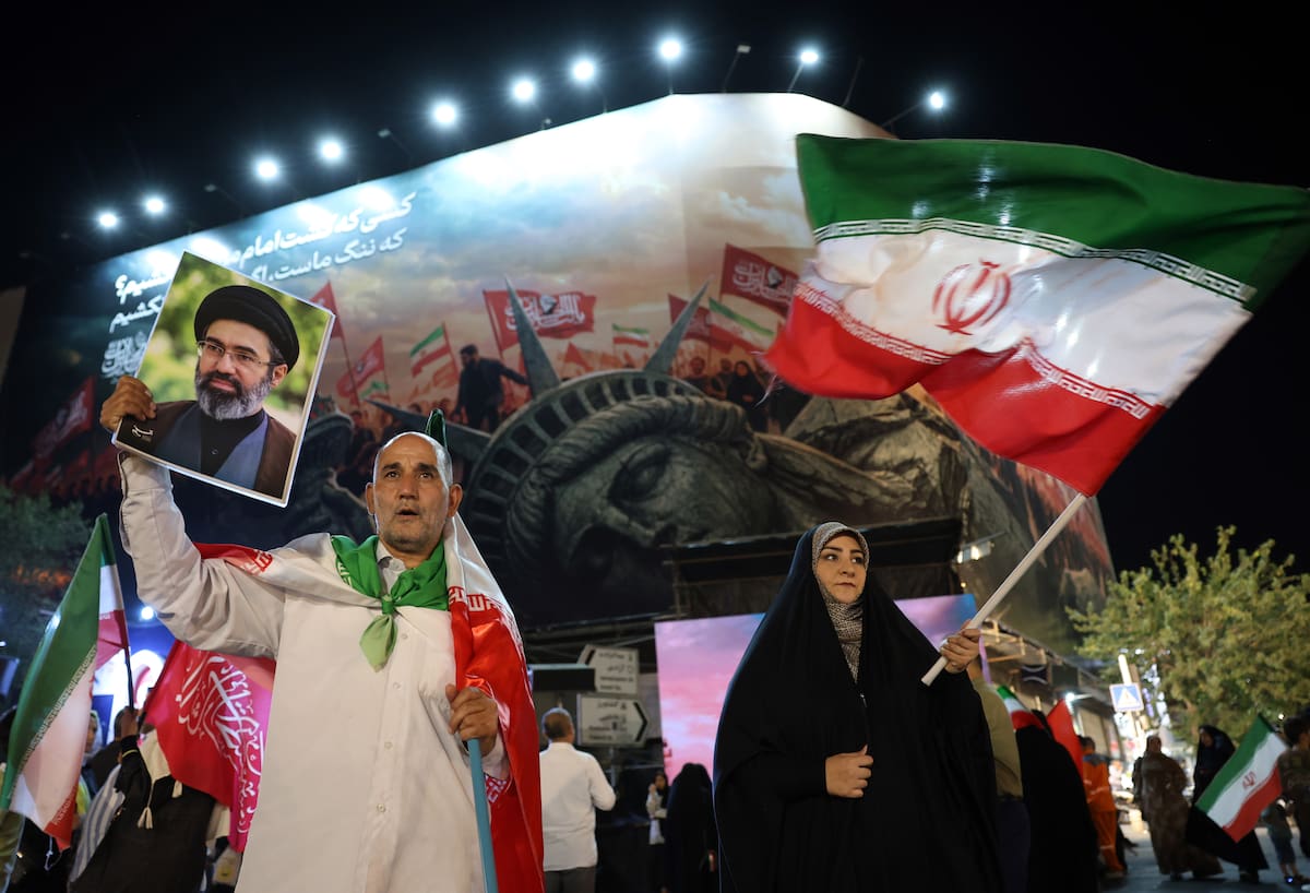 Un hombre iraní sostiene un retrato del Líder Supremo, el ayatolá Mojtaba Khamenei, durante una manifestación nocturna contra Estados Unidos en Teherán, Irán. //EFE/EPA/ABEDIN TAHERKENAREH.