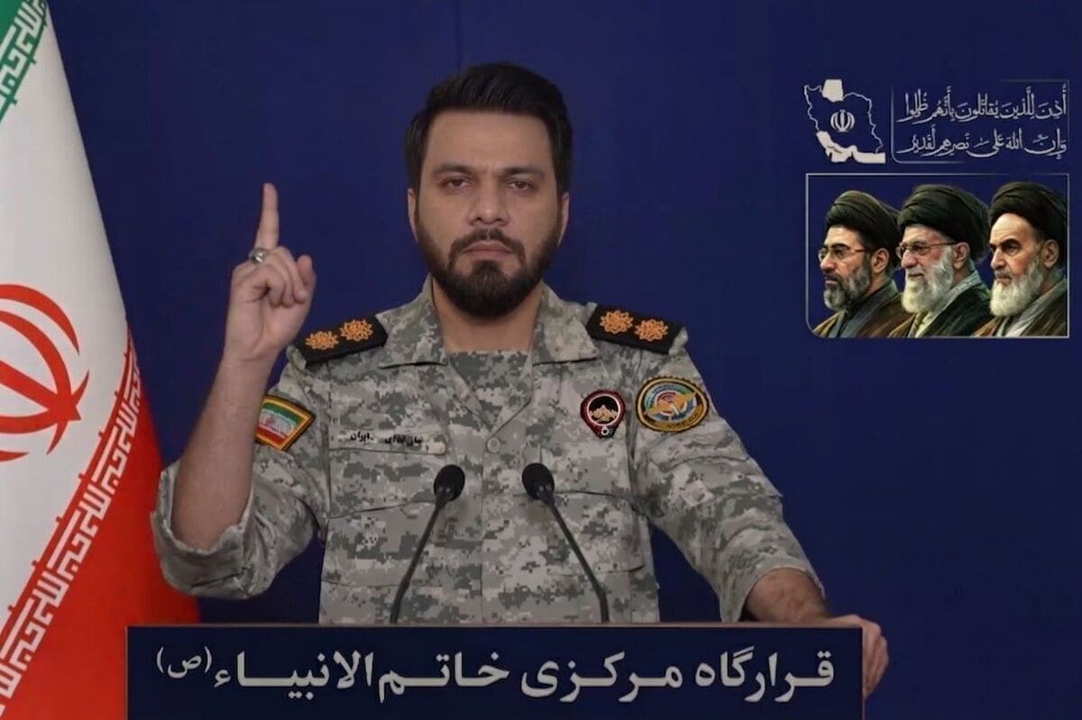TEHERÁN, 05/04/2026.- Irán afirmó este domingo que frustró un intento de Estados Unidos de rescatar al piloto de un caza derribado, en una operación en la que, según Teherán, fueron alcanzadas varias aeronaves, después de que el presidente estadounidense, Donald Trump, dijera que habían rescatado con vida al militar. Las aeronaves invasoras del enemigo en el sur de Isfahán, incluidos dos helicópteros Black Hawk y un avión de transporte militar C-130, fueron alcanzadas (
) y el intento de rescatar al piloto fracasó, aseguró el portavoz del Cuartel General Central Jatam al-Anbiya, el coronel Ebrahim Zolfagari, según informó la agencia Tasnim.EFE/ Tasnim News - SOLO USO EDITORIAL/SOLO DISPONIBLE PARA ILUSTRAR LA NOTICIA QUE ACOMPAÑA (CRÉDITO OBLIGATORIO) -