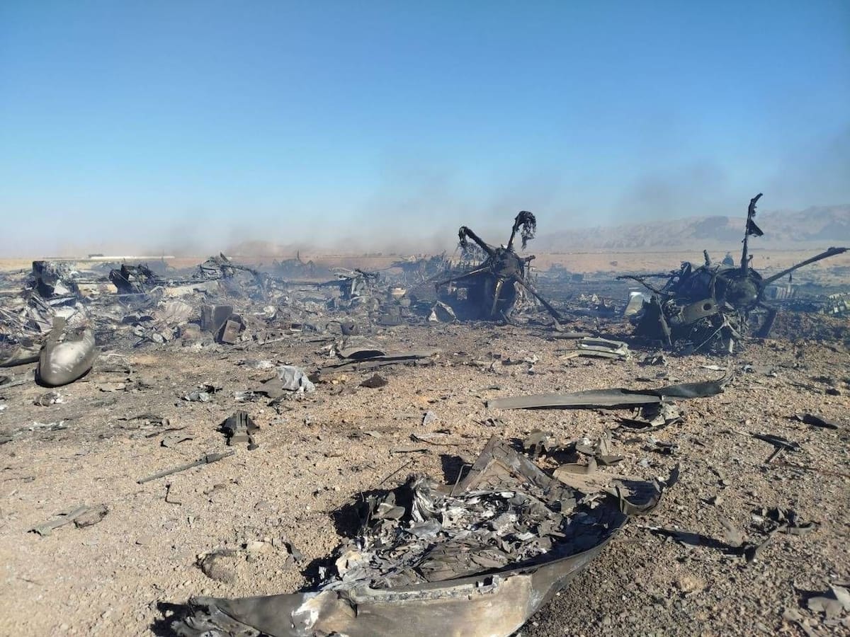 TEHERÁN, 05/04/2026.- Imagen difundida este domingo por la agencia iraní Tasnim, que según afirma la misma agencia, muestra los restos de dos helicópteros Black Hawk y un avión de transporte militar C130 del Ejército de EE.UU derribados. Irán afirmó este domingo que frustró un intento de Estados Unidos de rescatar al piloto de un caza derribado, en una operación en la que, según Teherán, fueron alcanzadas cuatro aeronaves, después de que el presidente estadounidense, Donald Trump, dijera que habían rescatado con vida al militar. EFE/ Tasnim News - SOLO USO EDITORIAL/SOLO DISPONIBLE PARA ILUSTRAR LA NOTICIA QUE ACOMPAÑA (CRÉDITO OBLIGATORIO) -