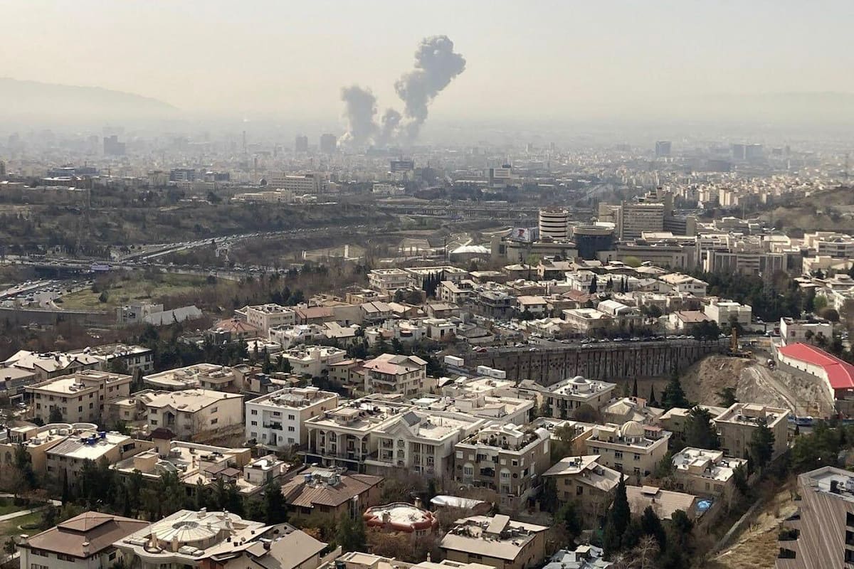 Una columna de humo emerge tras un ataque israelí este sábado. // EFE.