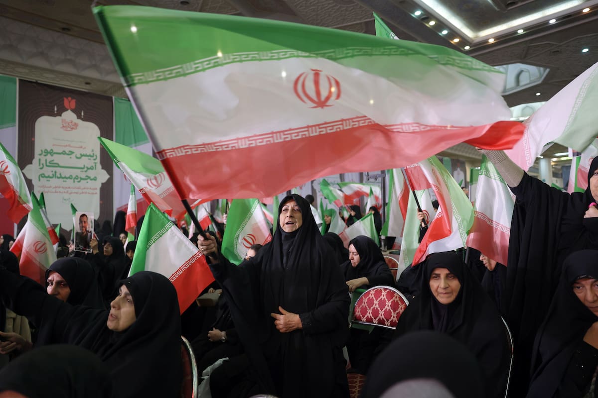 Mujeres iraníes ondean banderas nacionales de Irán durante una ceremonia en memoria de los caídos.
Foto: Efe