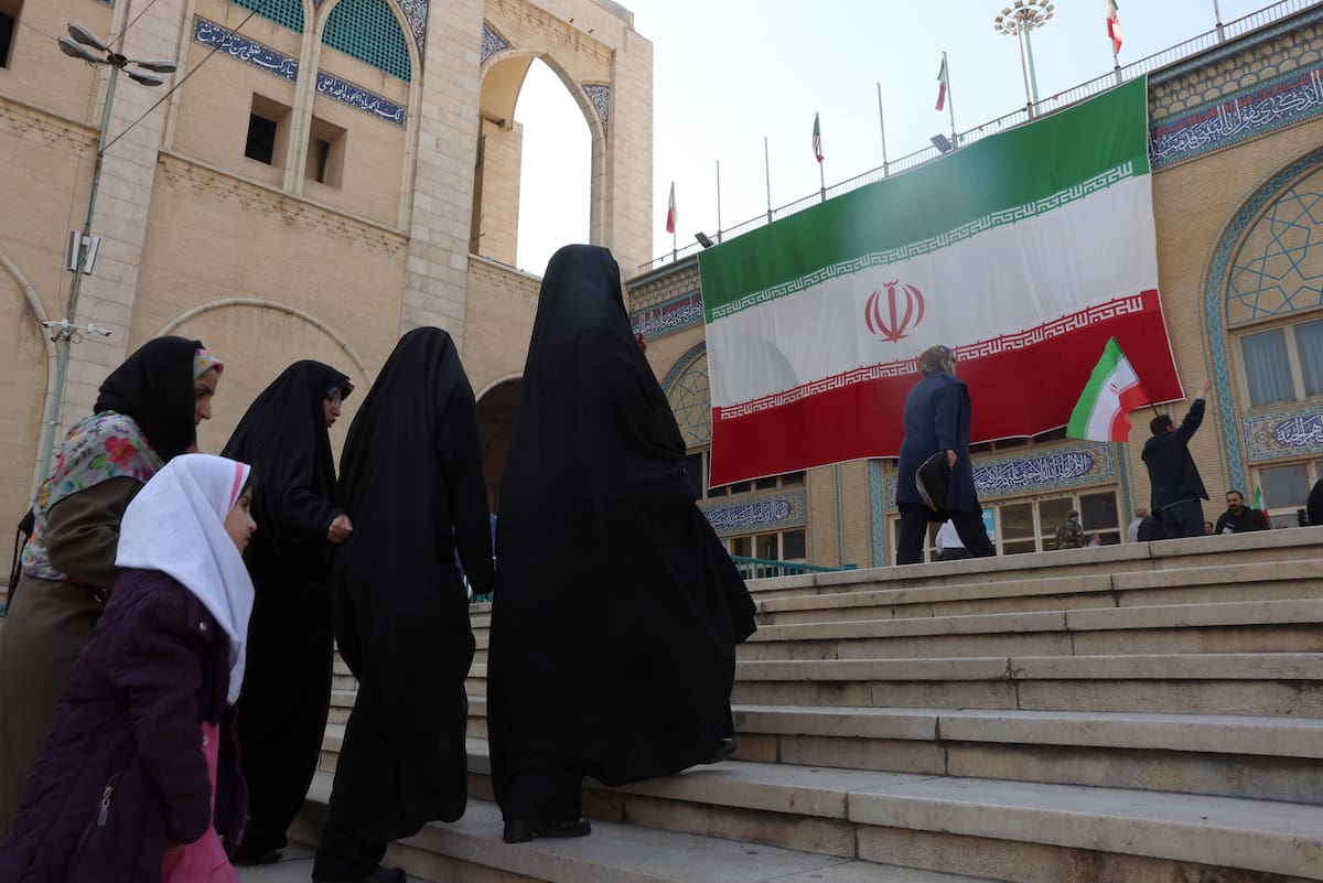 Mujeres iraníes con velo llegan a una ceremonia en memoria de los caídos en las protestas antigubernamentales.
Foto: Efe.