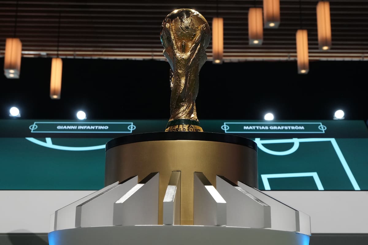 Fotografía de Bob Frid, en la que puede verse en una imagen de archivo del pasado 30 de abril el trofeo de la Copa del Mundo FIFA. EFE