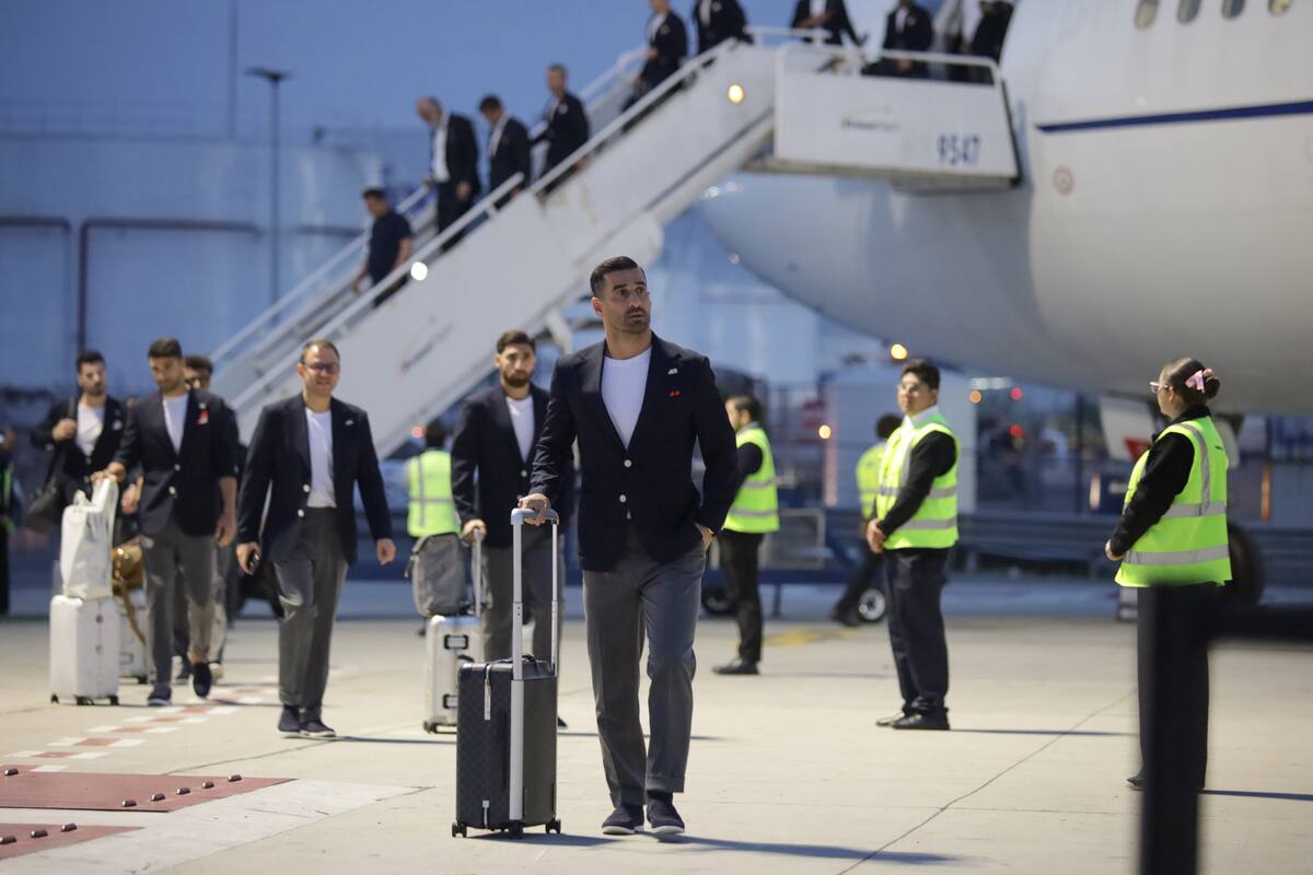 Jugadores de la selección de fútbol de Irán descienden del avión durante su llegada este domingo, al Aeropuerto Internacional de Tijuana (México). La selección de Irán llegó la madrugada a la ciudad mexicana de Tijuana, donde establecerá su centro de operaciones previo a sus compromisos en la Copa Mundial que se disputará en Estados Unidos, en medio de las trabas logísticas y diplomáticas de Washington. EFE/ Joebeth Terríquez