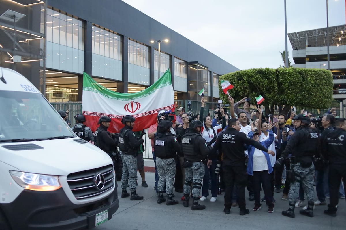 Aficionados reaccionan durante la llegada de la selección de Irán este domingo, al Aeropuerto Internacional de Tijuana (México). La selección de Irán llegó la madrugada a la ciudad mexicana de Tijuana, donde establecerá su centro de operaciones previo a sus compromisos en la Copa Mundial que se disputará en Estados Unidos, en medio de las trabas logísticas y diplomáticas de Washington. EFE/ Joebeth Terríquez