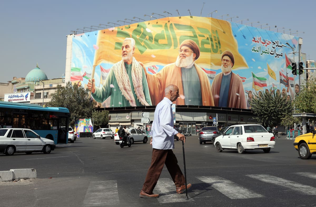 TEHRAN (IRAN(Islamic Republic Of)), 13/10/2025.- Iranians walk past a billboard depicting Hezbollah's former leader Hassan Nasrallah (C), Sheikh Safieddin (R), and late Iranian commander Qasem Soleimani (L), in Tehran, Iran, 13 October 2025. According to the Iranian Foreign Ministry, the country decided not to participate in the Gaza (Sharm el-Sheikh) Summit, adding that 'as long as the right of self-determination for Palestinians is not realized, we cannot be hopeful about solving the issue.' (Teherán, Hizbulá/Hezbolá) EFE/EPA/ABEDIN TAHERKENAREH