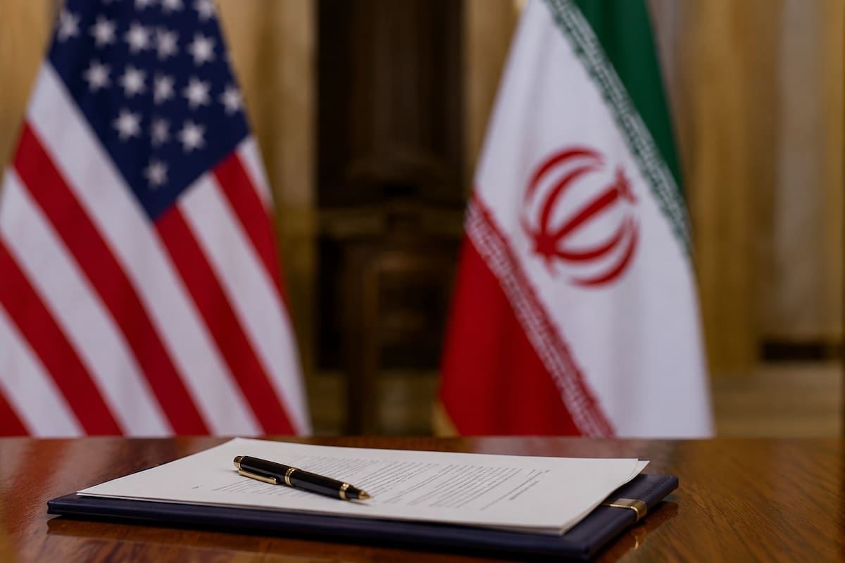 Irán y Estados Unidos avanzan en la redacción de un memorando de entendimiento, aunque temas sensibles como el programa nuclear iraní y el levantamiento de sanciones siguen pendientes de negociación. Foto de referencia// IA.