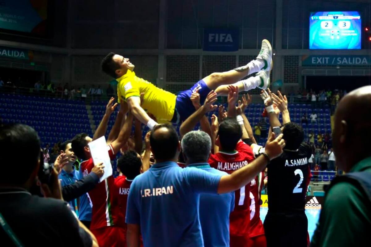El brasileño Falcao recibió una buena despedida del Mundial de Fútbol Sala de la Fifa - Colombia 2016, pues mientras lloraba por la eliminación de su equipo en los octavos de final, los iraníes lo arroparon y le reconocieron su talento con una gran ovación. (Foto: Fabián Hernández / VANGUARDIA LIBERAL)