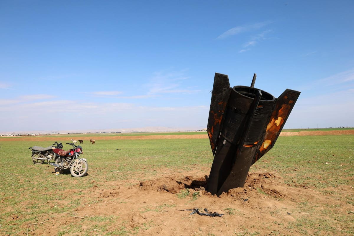 vista de un misil iraní que cayó en la aldea de Qazaljo, en la zona rural de Qamishli, Siria, el 4 de marzo de 2026. Irán lanzó ataques de represalia en toda la región tras una operación militar conjunta entre Israel y Estados Unidos que comenzó en la madrugada del 28 de febrero de 2026 y que tuvo como objetivo múltiples ubicaciones en Irán. EFE/EPA/AHMED MARDNLI