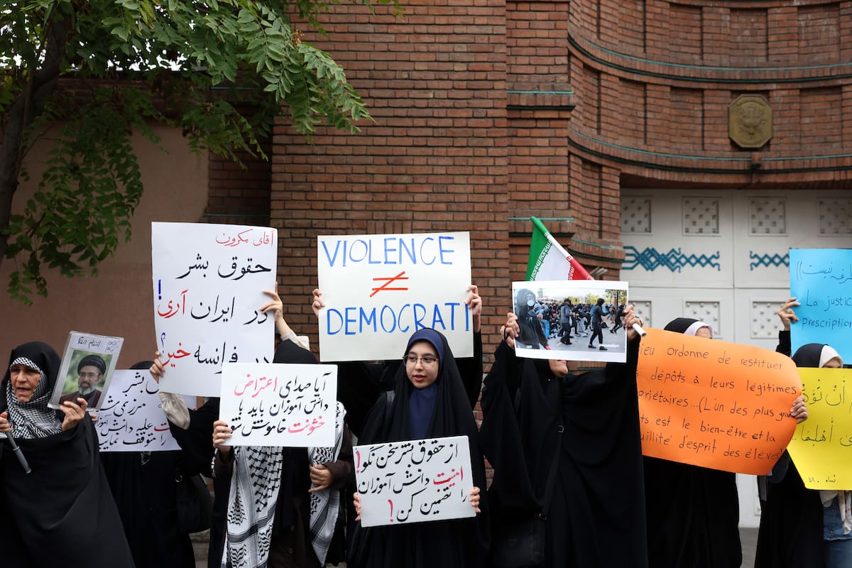 TEHRAN (IRAN (Islamic Republic Of)), 10/10/2026.- Iranian students take part in a protest in front of the French embassy to solidarity with French students, in Tehran, Iran, 10 October 2026. Iranian students held a protests in front of the French embassy to show their solidarity and support with the French students protests in France. (Protestas, Francia, Teherán) EFE/EPA/ABEDIN TAHERKENAREH RESTRICTIONS: NO Access Israel Media/Persian Language TV Stations Outside Iran/Strictly No Access BBC Persian/VOA Persian/Manoto TV/Iran International TV. (As mandated by Iran's Directorate General for Foreign Media) -- RESTRICTIONS: ISRAEL OUT - NO ACCESS ISRAEL MEDIA/PERSIAN LANGUAGE TV STATIONS OUTSIDE IRAN/STRICTLY NO ACCESS BBC PERSIAN/VOA PERSIAN/MANOTO TV/IRAN INTERNATIONAL TV