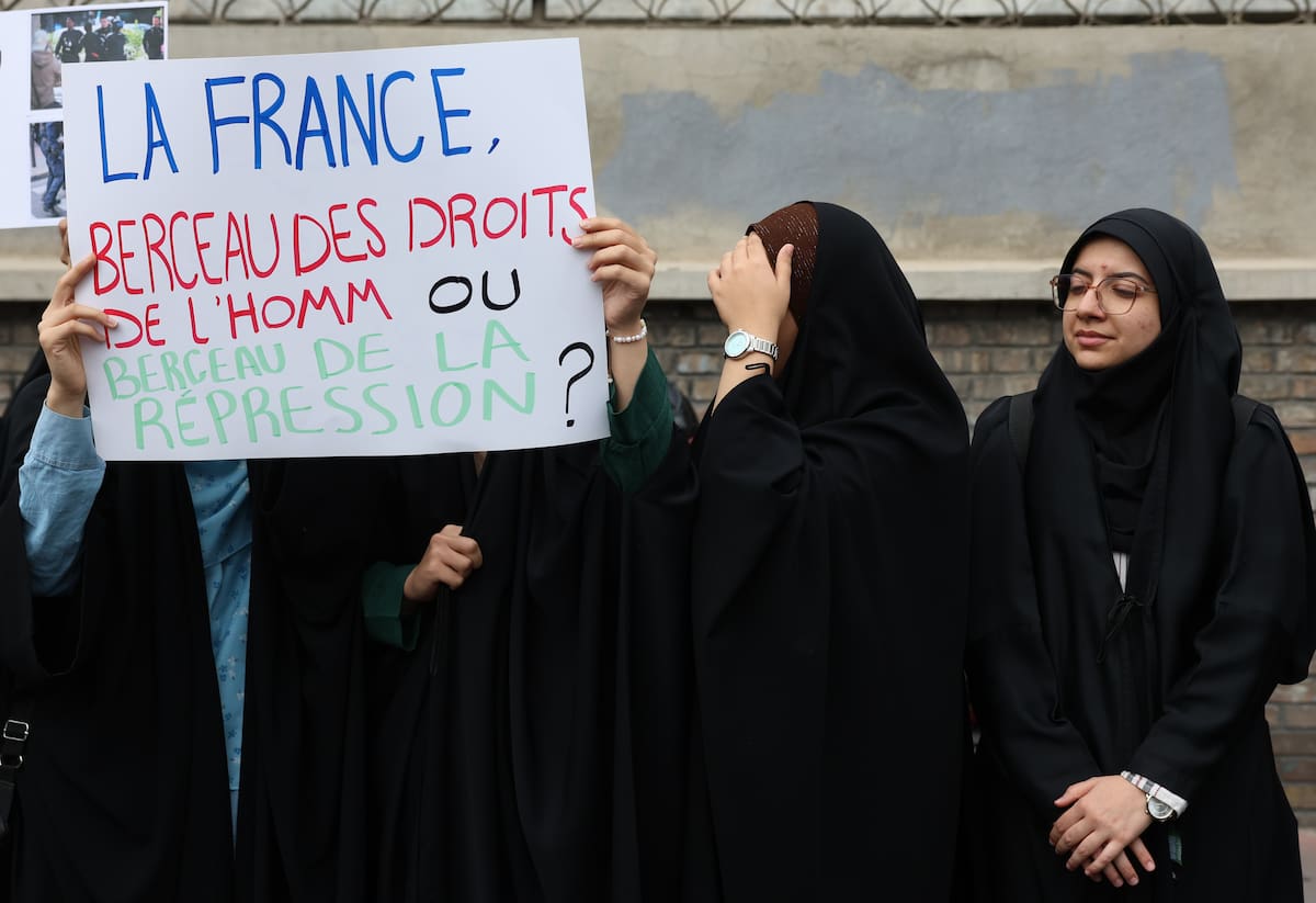 TEHRAN (IRAN (Islamic Republic Of)), 10/10/2026.- Iranian students take part in a protest in front of the French embassy to solidarity with French students, in Tehran, Iran, 10 October 2026. Iranian students held a protests in front of the French embassy to show their solidarity and support with the French students protests in France. (Protestas, Francia, Teherán) EFE/EPA/ABEDIN TAHERKENAREH RESTRICTIONS: NO Access Israel Media/Persian Language TV Stations Outside Iran/Strictly No Access BBC Persian/VOA Persian/Manoto TV/Iran International TV. (As mandated by Iran's Directorate General for Foreign Media) -- RESTRICTIONS: ISRAEL OUT - NO ACCESS ISRAEL MEDIA/PERSIAN LANGUAGE TV STATIONS OUTSIDE IRAN/STRICTLY NO ACCESS BBC PERSIAN/VOA PERSIAN/MANOTO TV/IRAN INTERNATIONAL TV