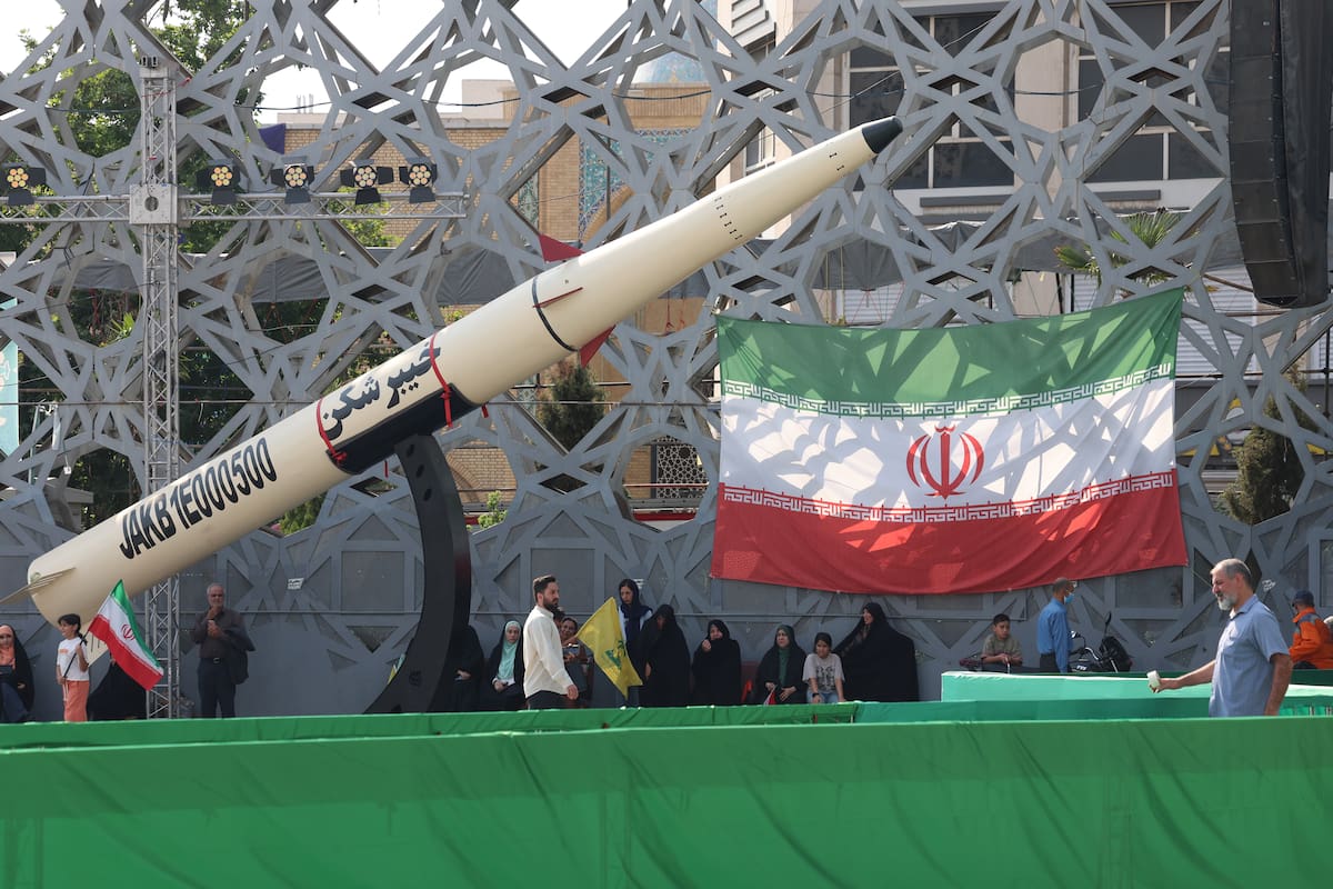 Tehran (Iran (Islamic Republic Of)), 04/06/2026.- Iranians stand next to a mock Iranian Kheibarshekan ballistic missile during a rally to show their support and solidarity with Supreme Leader Ayatollah Mojtaba Khamenei, in Tehran, Iran, 04 June 2026, amid a temporary ceasefire between Iran and the United States. (Estados Unidos, Teherán) EFE/EPA/ABEDIN TAHERKENAREH RESTRICTIONS: NO Access Israel Media/Persian Language TV Stations Outside Iran/Strictly No Access BBC Persian/VOA Persian/Manoto TV/Iran International TV. (As mandated by Iran's Directorate General for Foreign Media) --