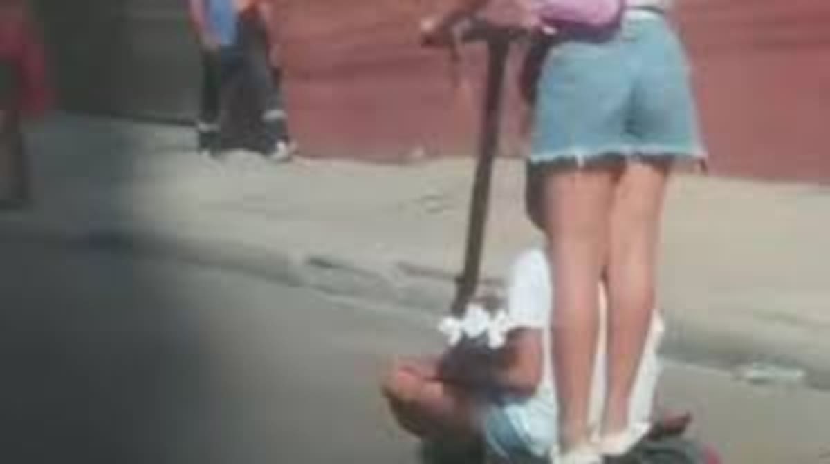 Mujer es captada en una patineta con dos menores en plena Calle 30 de Barranquilla. ¡Sin cascos y entre buses!