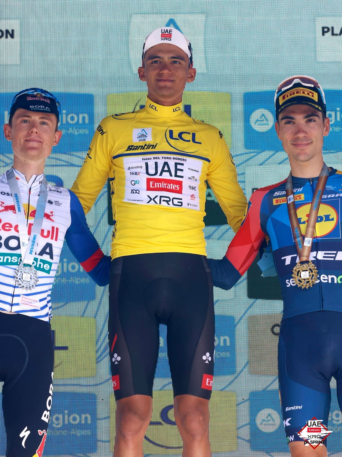 El ciclista mexicano Isaac Del Toro, del equipo UAE Team Emirates, obtuvo una destacada victoria en la 78 edición del Tour Auvernia-Ródano-Alpes. Foto: UAE Team Emirates.