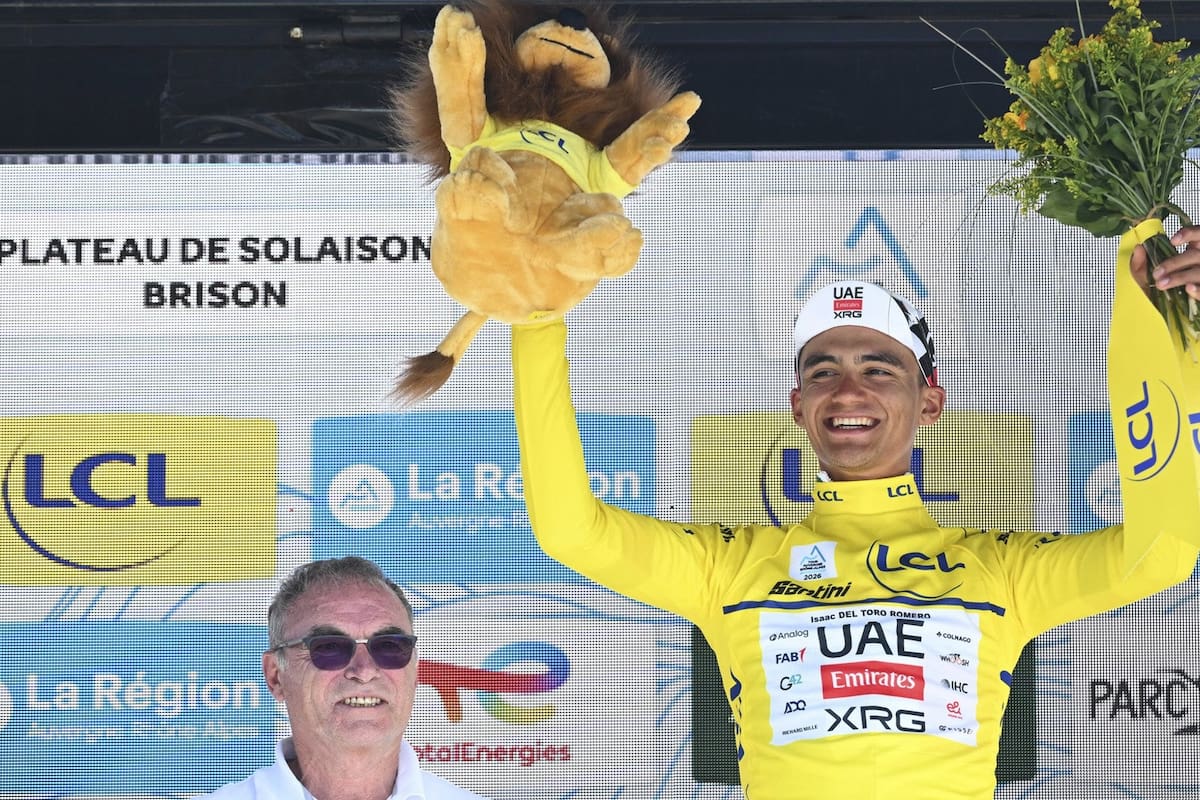 El ciclista mexicano Isaac Del Toro, del equipo UAE Team Emirates, obtuvo una destacada victoria en la 78 edición del Tour Auvernia-Ródano-Alpes. Foto: UAE Team Emirates.