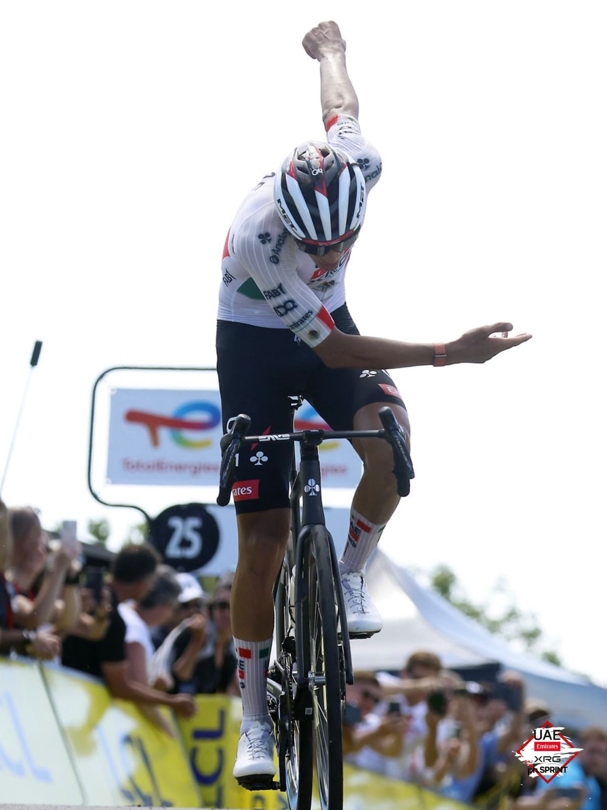 El ciclista mexicano Isaac Del Toro, del equipo UAE Team Emirates, obtuvo una destacada victoria en la 78 edición del Tour Auvernia-Ródano-Alpes. Foto: UAE Team Emirates.