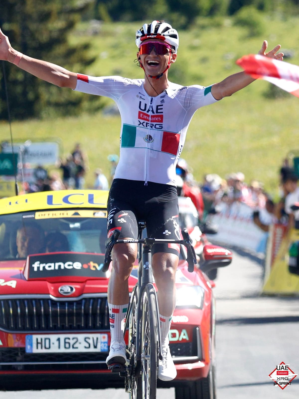 El ciclista mexicano Isaac Del Toro, del equipo UAE Team Emirates, obtuvo una destacada victoria en la 78 edición del Tour Auvernia-Ródano-Alpes. Foto: UAE Team Emirates.