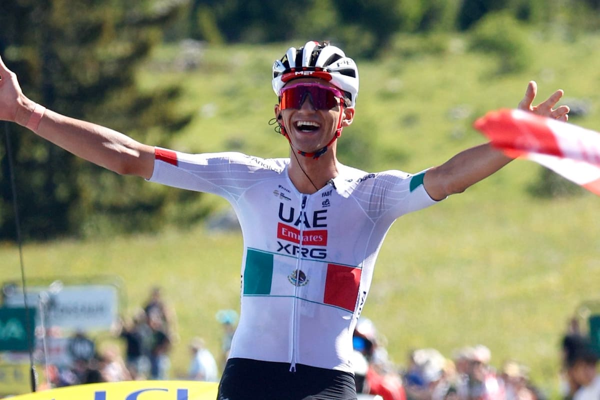 El ciclista mexicano Isaac Del Toro, del equipo UAE Team Emirates, obtuvo una destacada victoria en la 78 edición del Tour Auvernia-Ródano-Alpes. Foto: UAE Team Emirates.