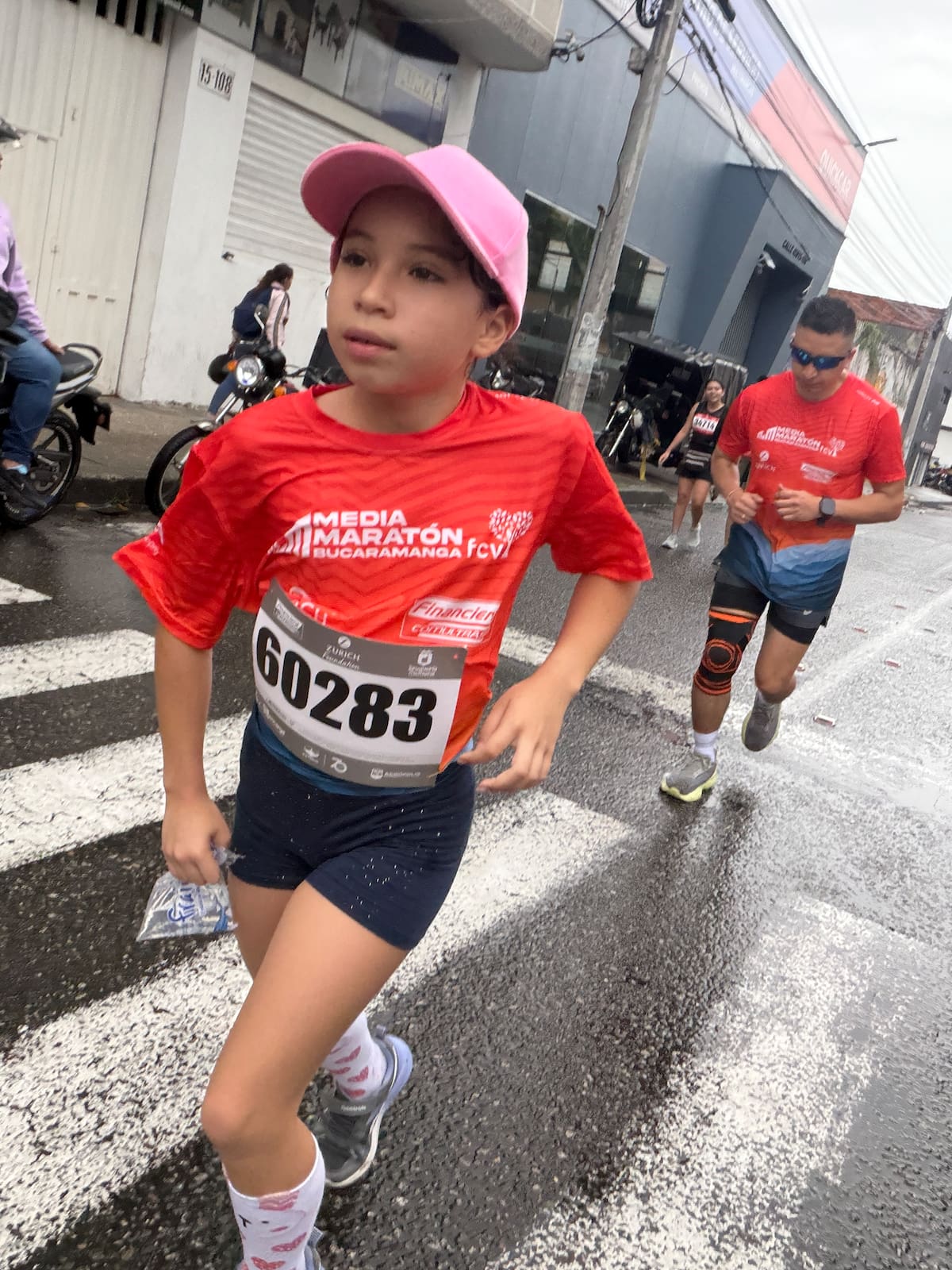 En la Media Maratón de Bucaramanga, Isabelita, de ocho años, compartió con su papá un desafío de seis kilómetros lleno de juegos, lluvia y emociones. Una historia de amor, disciplina y aprendizajes que demuestra que las mejores metas son las que se cruzan juntos. Foto: Néstor González Álvarez.
