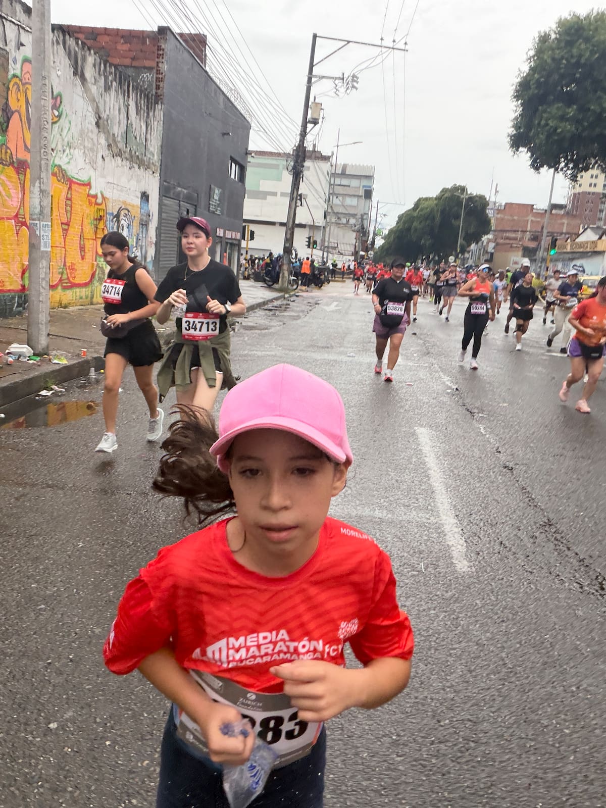 En la Media Maratón de Bucaramanga, Isabelita, de ocho años, compartió con su papá un desafío de seis kilómetros lleno de juegos, lluvia y emociones. Una historia de amor, disciplina y aprendizajes que demuestra que las mejores metas son las que se cruzan juntos. Foto: Néstor González Álvarez.
