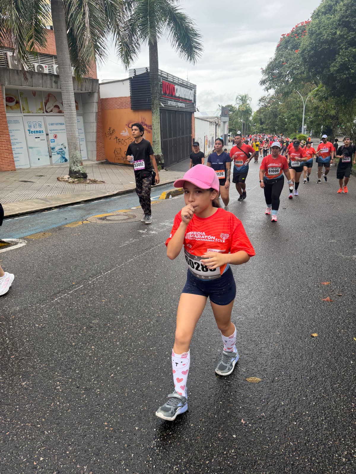 En la Media Maratón de Bucaramanga, Isabelita, de ocho años, compartió con su papá un desafío de seis kilómetros lleno de juegos, lluvia y emociones. Una historia de amor, disciplina y aprendizajes que demuestra que las mejores metas son las que se cruzan juntos. Foto: Néstor González Álvarez.