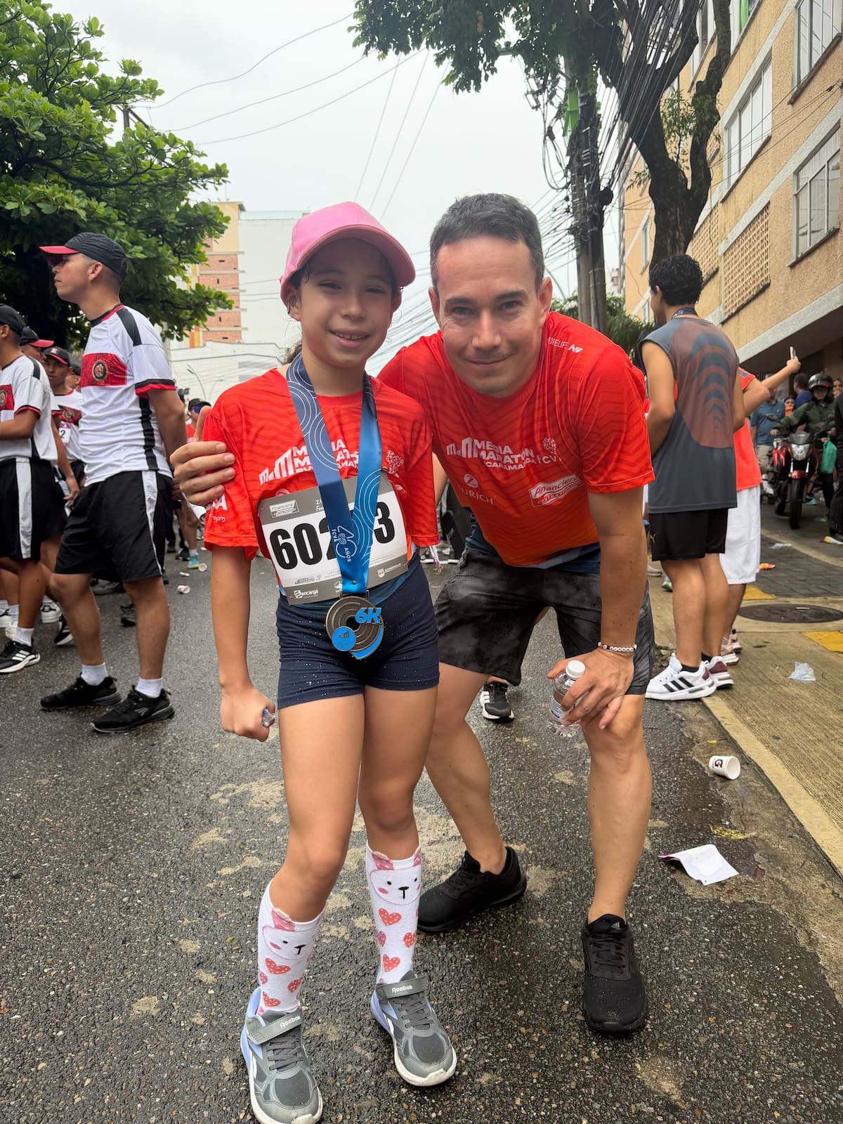 En la Media Maratón de Bucaramanga, Isabelita, de ocho años, compartió con su papá un desafío de seis kilómetros lleno de juegos, lluvia y emociones. Una historia de amor, disciplina y aprendizajes que demuestra que las mejores metas son las que se cruzan juntos. Foto: Néstor González Álvarez.