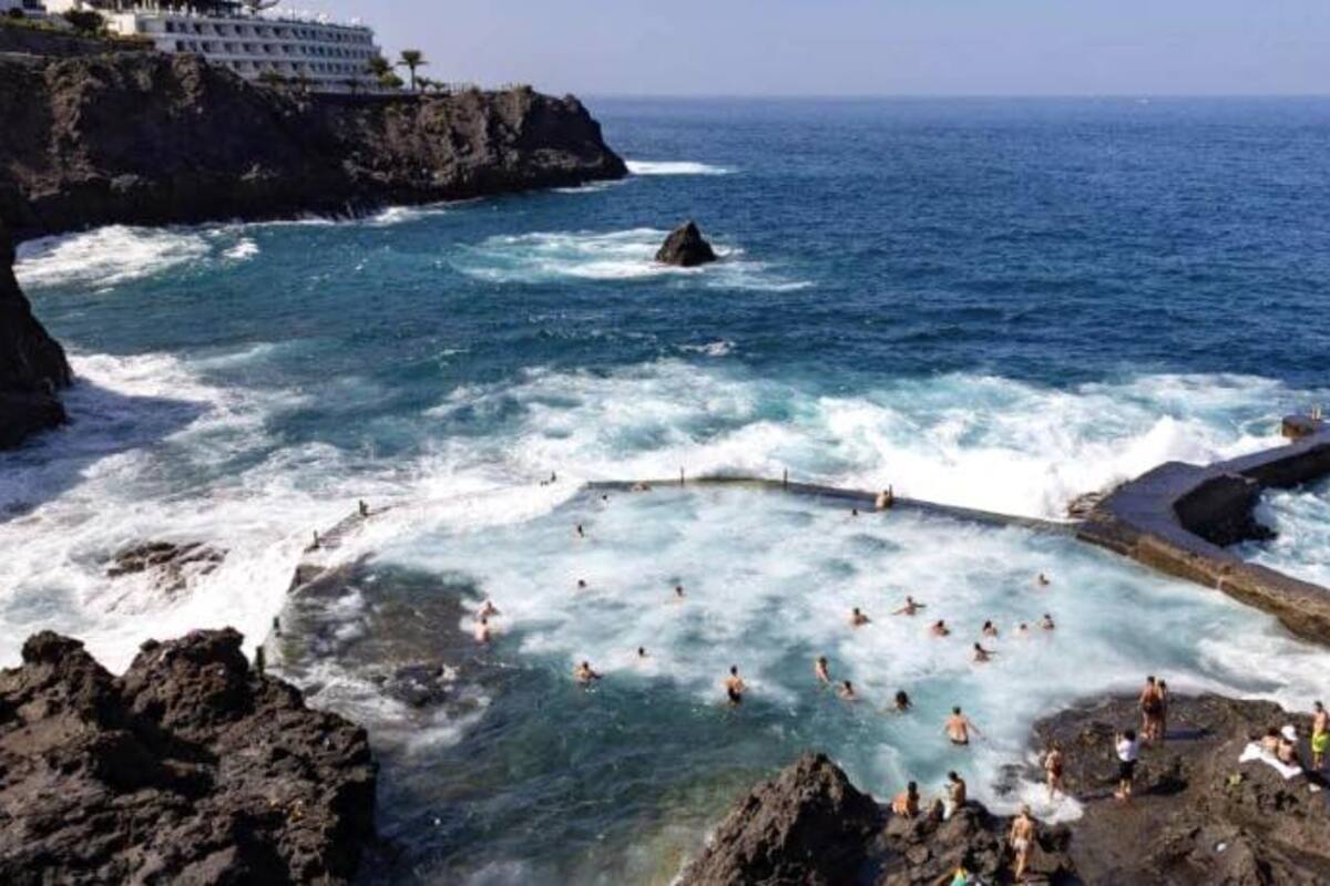 Turistas ignoraron precintos en Tenerife: el fuerte oleaje deja cuatro muertos y un desaparecido.
