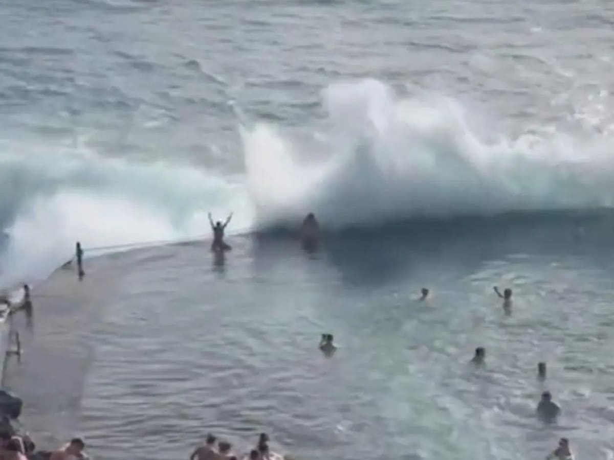 Cuatro turistas y un pescador mueren por el fuerte oleaje en Canarias.